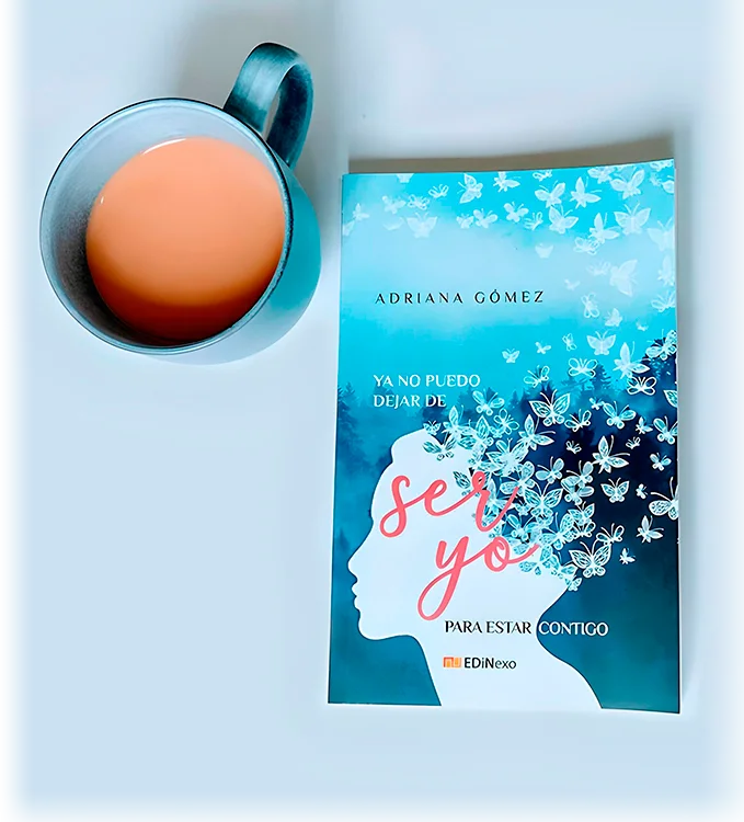 Libro de Adriana Gómez junto a una taza de té