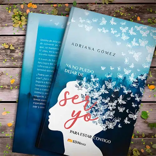 Dos ejemplares del libro de Adriana Gómez